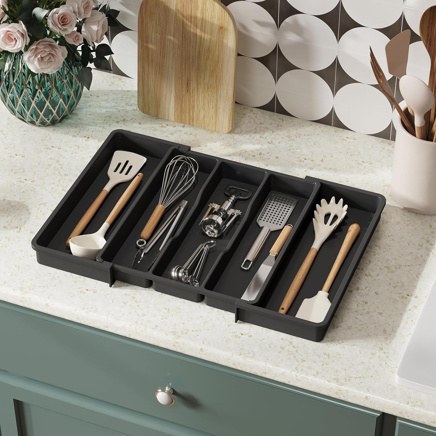 Cutlery Drawer Organiser, Expandable Cutlery Tray for Kitchen, Extra Large Utensil Holder, Plastic Kitchen Storage & Organisation for Spatula Tools and Gadgets, 33-57×38Cm Black